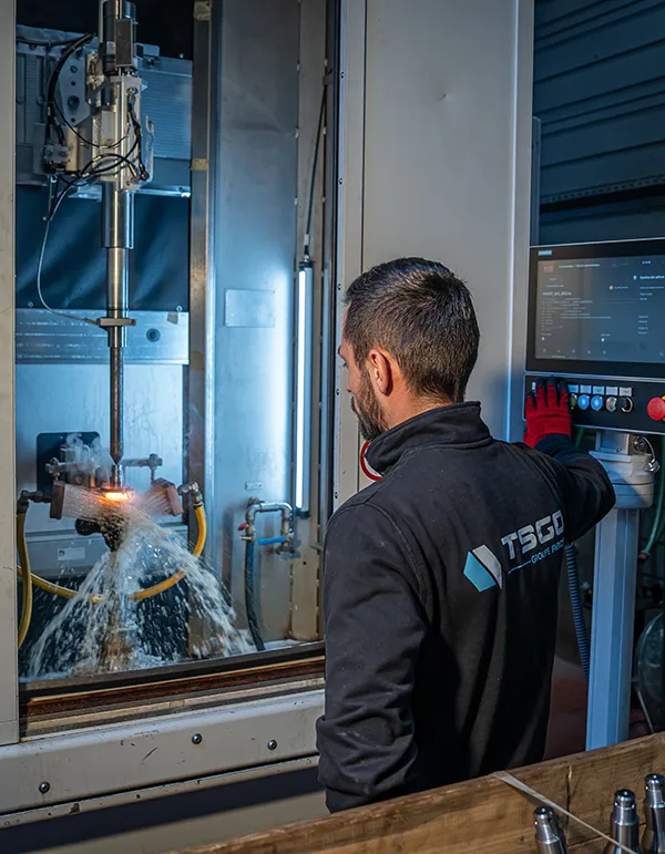 Traitement thermique par induction – Durcissement localisé de surface pour améliorer la résistance des pièces métalliques, réalisé par le Groupe ABCM.